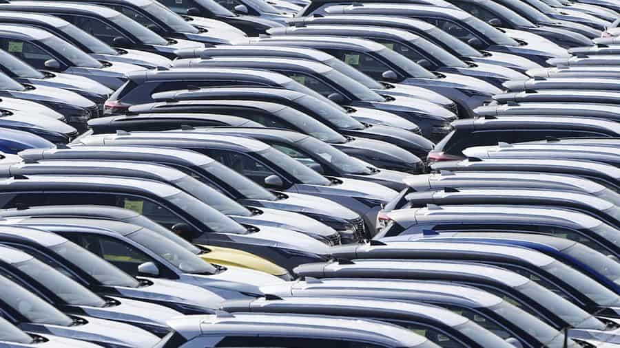 Grand parking de voitures neuves en Algérie, prêt pour la vente.