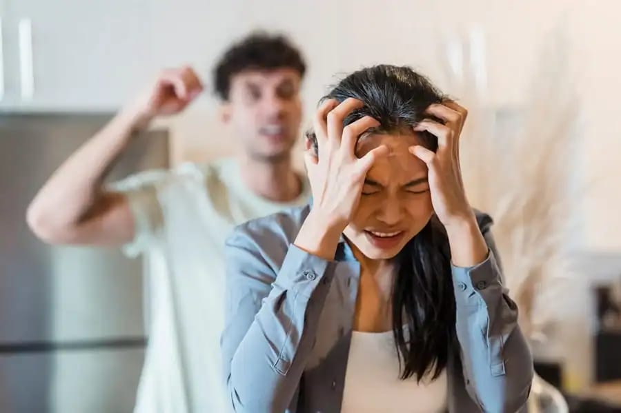 Femme en détresse lors d'une dispute conjugale.
