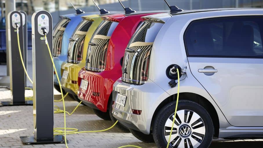 Voitures électriques colorées en charge dans une station de recharge à Alger.