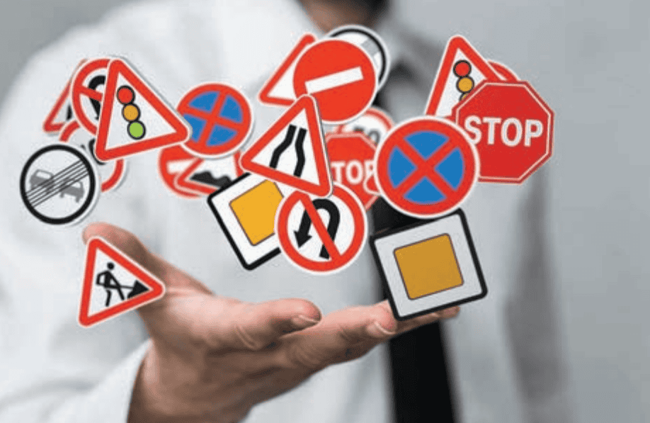 Sécurité routière : ce que réclament les chauffeurs de taxi Main tenant divers panneaux de signalisation routière en Algérie.