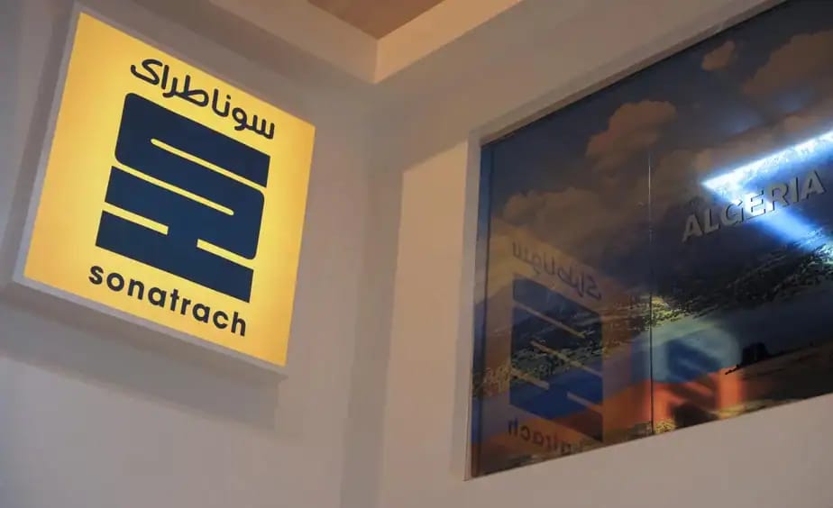 Logo de Sonatrach, entreprise pétrolière algérienne, affiché dans un bâtiment.