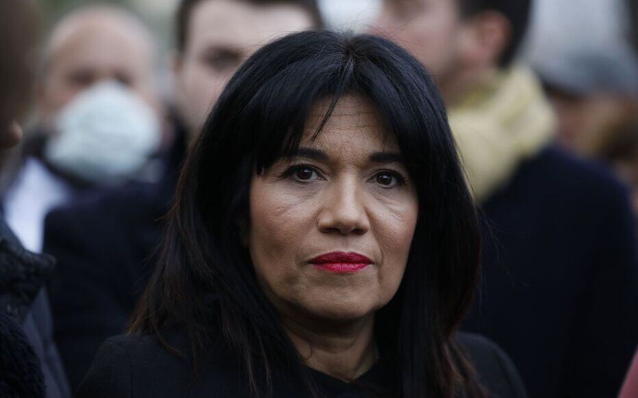 Femme politique lors d'une manifestation en France.