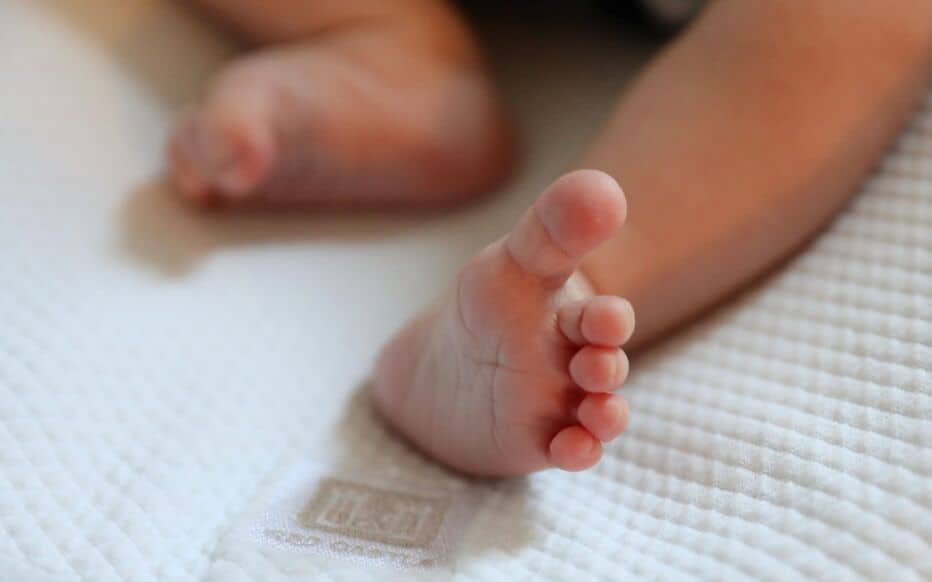 Pied de bébé avec orteils, image douce et chaleureuse.