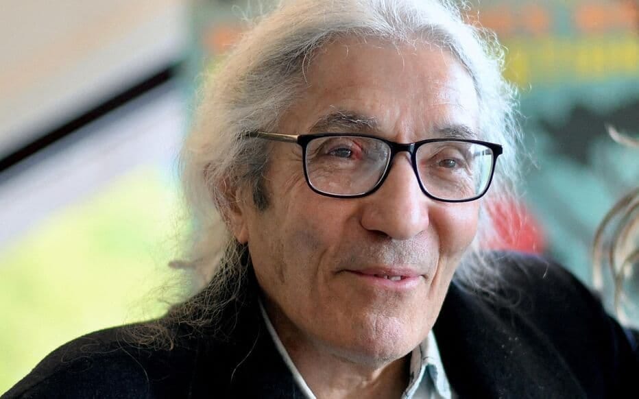 Portrait de Sansal, écrivain algérien engagé dans la lutte contre la corruption.