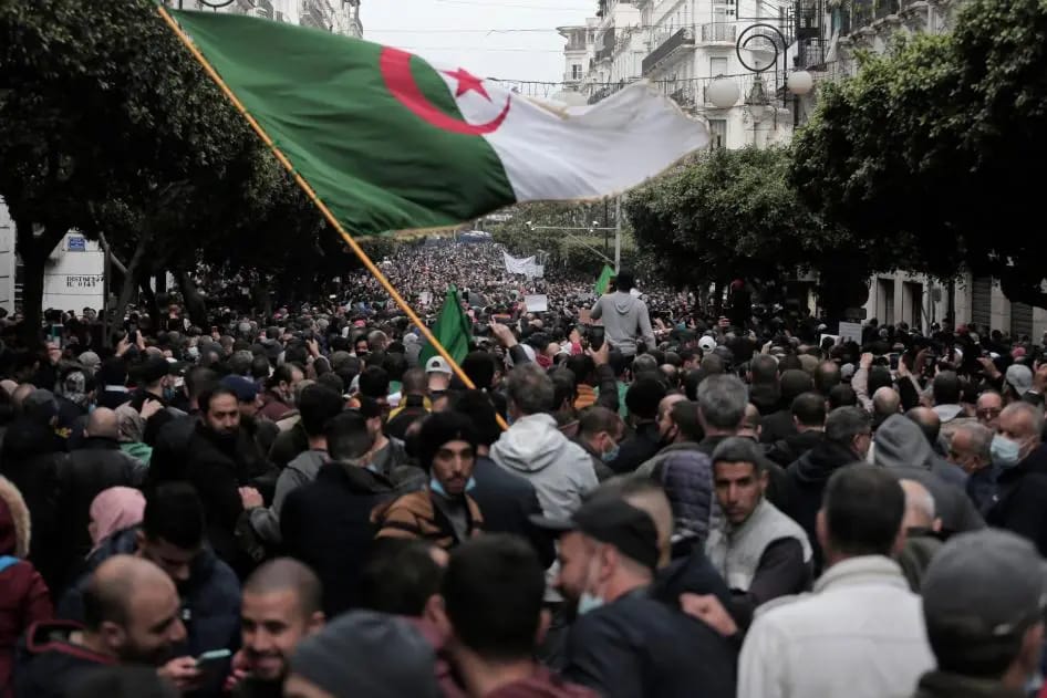 Grande manifestation en Algérie avec drapeau national algérien.