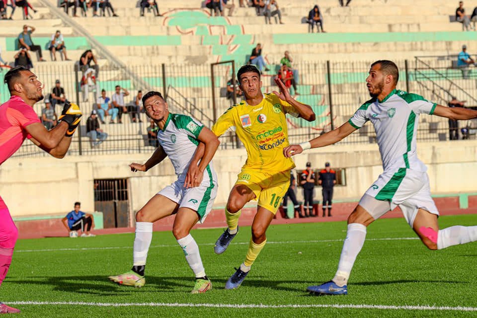 Ligue 1 algérienne : La JSK s’offre sa première victoire de la saison Joueur de la JSK en action lors d'un match de football en Algérie.