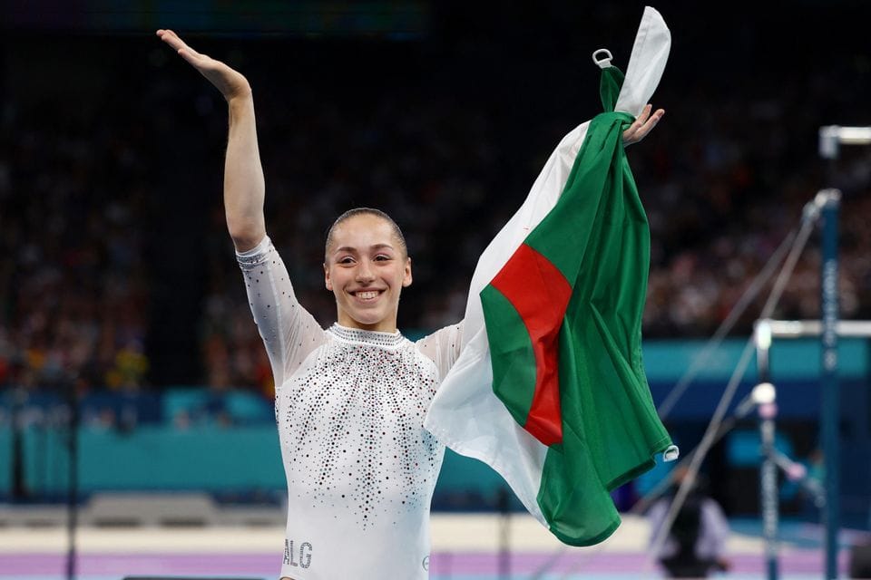 Kaylia Nemour avec le drapeau algérien à Paris.