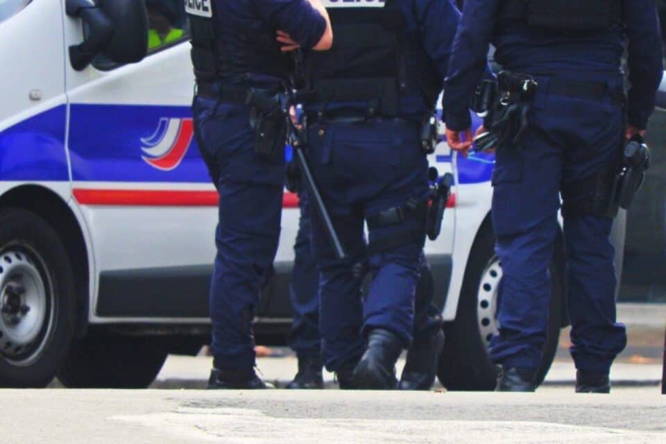 Policiers en intervention lors d'une opération policière en France.