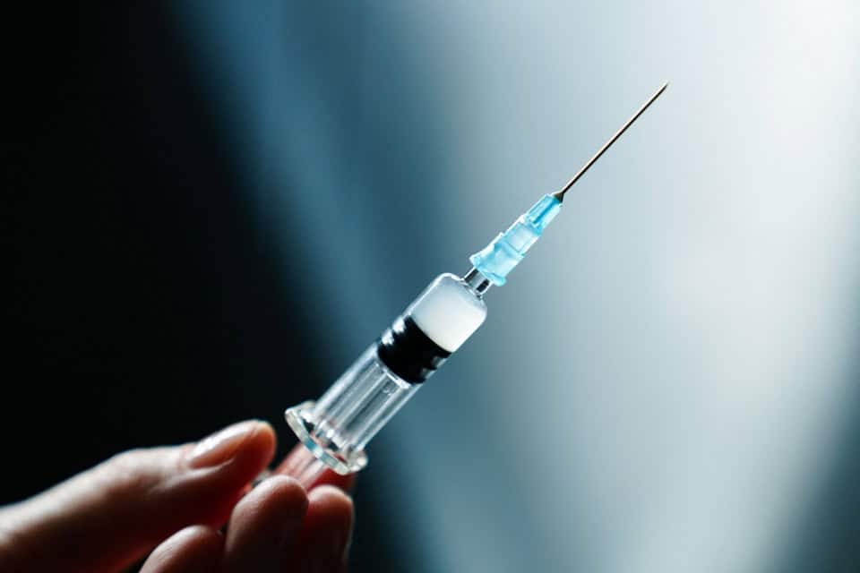 Syringe de vaccination avec aiguille fine et liquide.