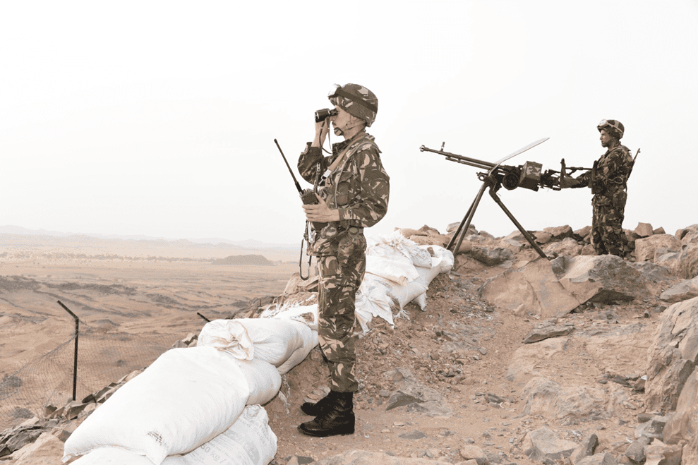 Soldats en patrouille dans un terrain désertique à Aïn Defla.