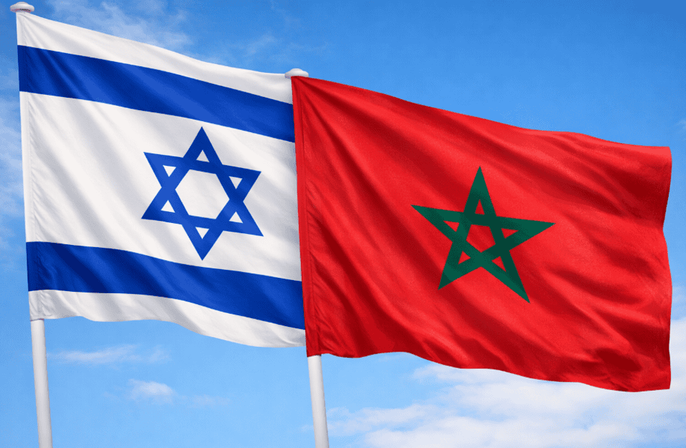 Drapeaux d'Israël et du Maroc flottant dans le ciel bleu.